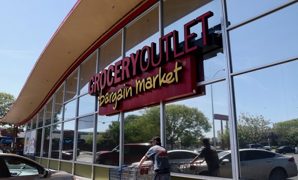 A Grocery Outlet spokesperson confirmed that the chain will open a new market in the Gateway Plaza Shopping Center (formerly Pioneer Square). The Grocery Outlet shown in the photo is located in Hanford and is one of more than 300 stores nationwide.